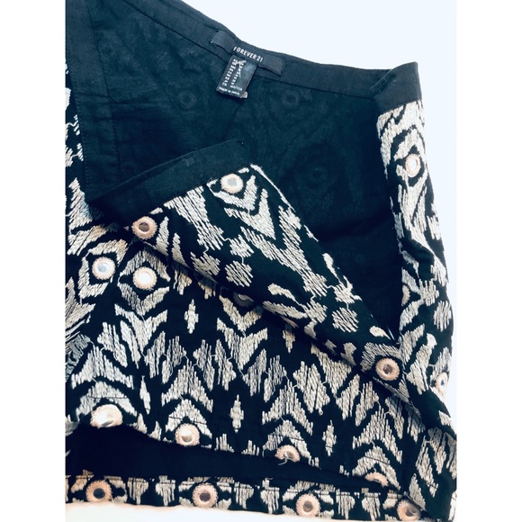 Forever 21 NWOT Embroidered Mirrored Tile Black - Picture 3 of 6